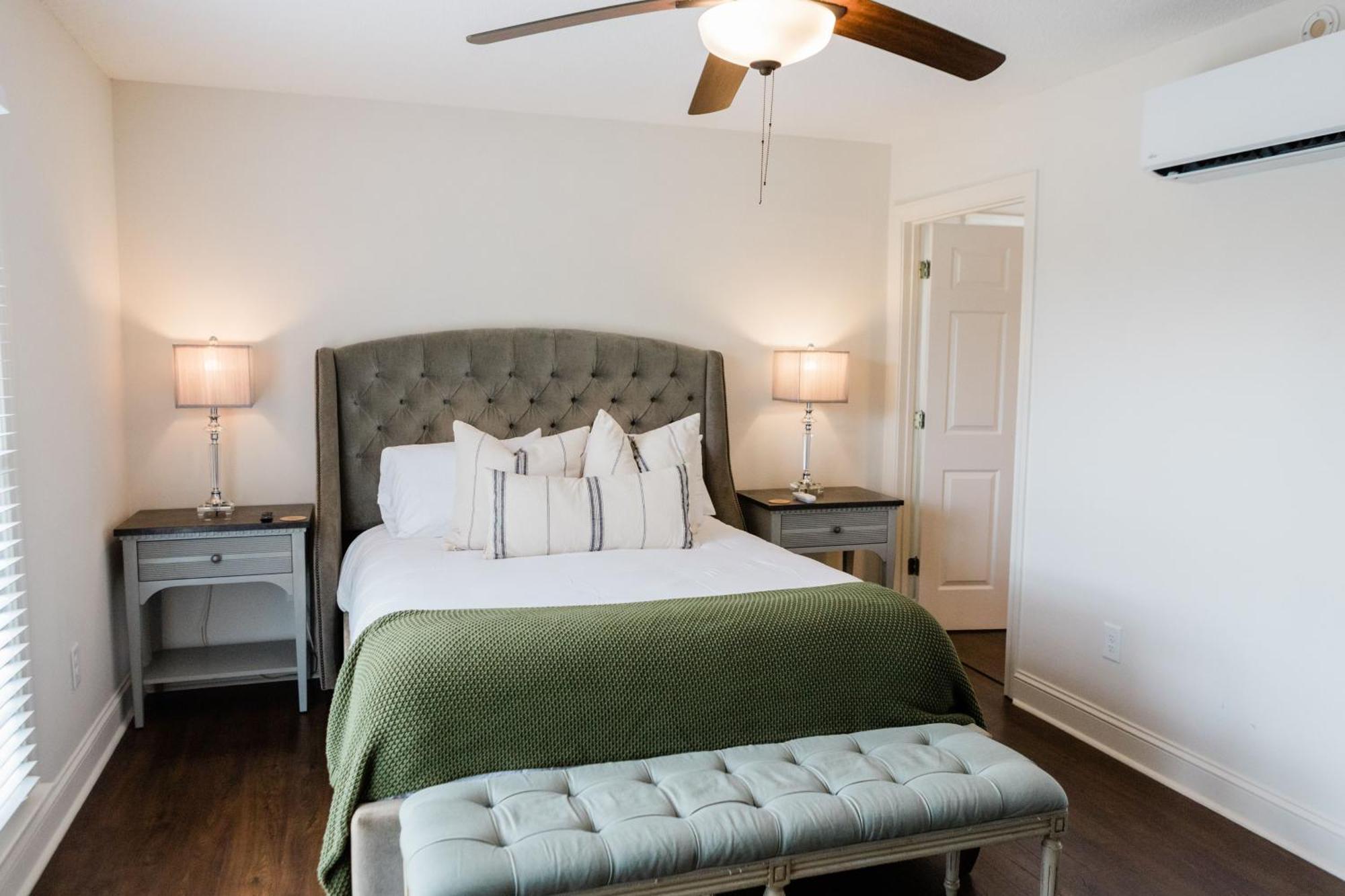 Deluxe Queen Room,1589632242:JPEG